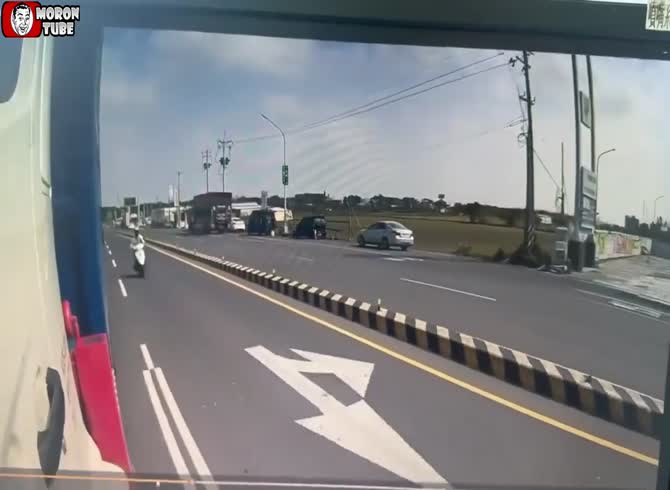 Video :The scooterist crashes into the vehicle after misjudging the space to pass (Warning - frightening)